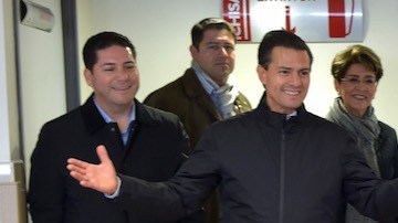 Enrique Peña Nieto visita un hospital en la Ciudad de México.