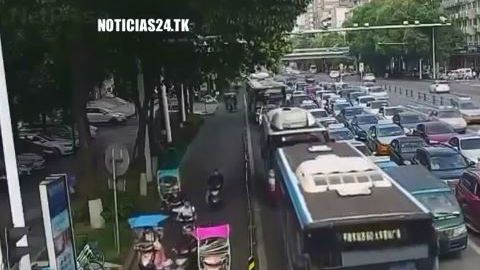 Policía ayuda a anciano a cruzar la calle