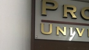 Entrada a Prodee University, una de las instituciones involucradas en el complot.