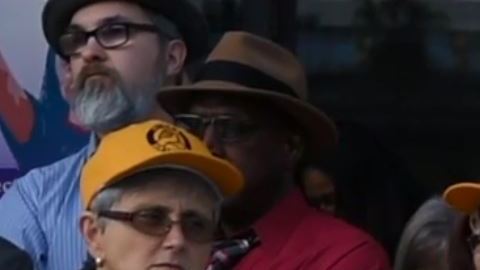 Residentes de Sacramento se manifiestan en contra del contrato con ICE y DHS.