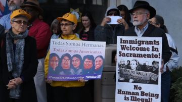 Residentes de Sacramento se manifiestan en contra del contrato con ICE y DHS.
