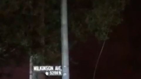 Varios bomberos trabajaron para apagar el incendio.