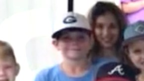 Un niño recauda fondos vendiendo limonada para la enfermedad de su hermano pequeño