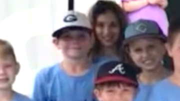 Un niño recauda fondos vendiendo limonada para la enfermedad de su hermano pequeño