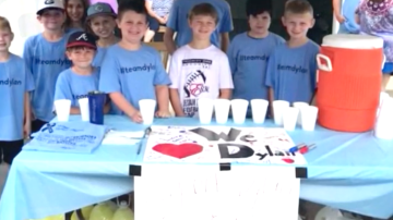 Un niño recauda fondos vendiendo limonada para la enfermedad de su hermano pequeño