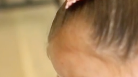 Niña agradecida por recibir médula osea.