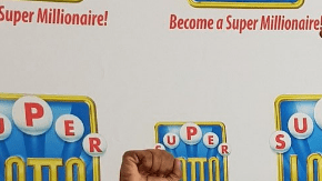 No es la primera vez que los ganadores protegen su identidad vistiendo disfraces