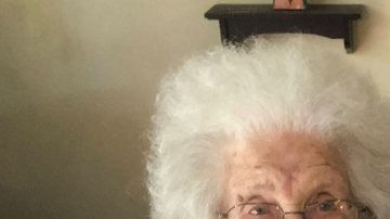 Un joven crea un reto para cortar el césped a personas mayores y necesitadas.