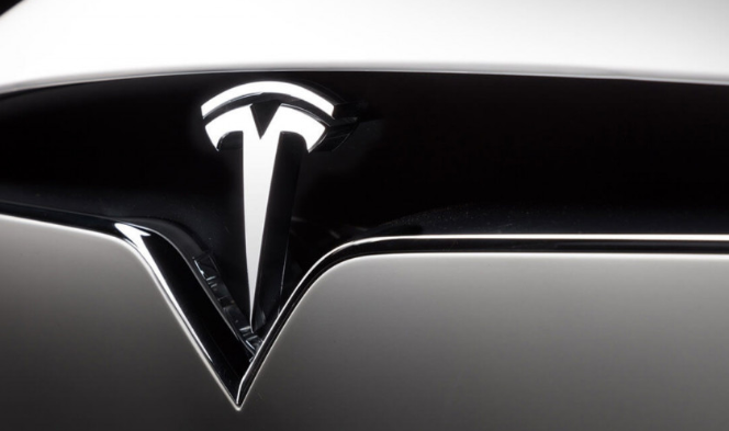 Tesla sigue con su ascenso tecnológico.