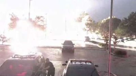Vaya susto el de este policía al caer un rayo tan cerca.