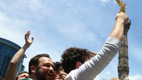 Asistentes al festejo tras el tiurnfo fel TRI en las inmediaciones de Reforma y  el Ángel de la Independencia.