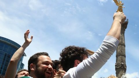 Asistentes al festejo tras el tiurnfo fel TRI en las inmediaciones de Reforma y  el Ángel de la Independencia.