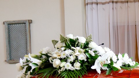 Acude a su propio funeral