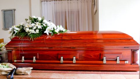 Acude a su propio funeral