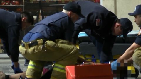 Los paramédicos trasladaron a la víctima al hospital.