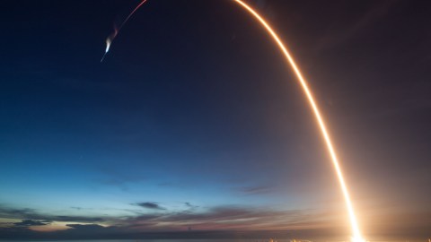 La nave espacial Dragon de SpaceX se dirige hacia la Estación Espacial Internacional.