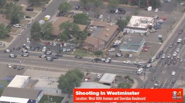 El tiroteo ocurrió en un complejo comercial. Captura de pantalla de Twitter @CBS Denver.