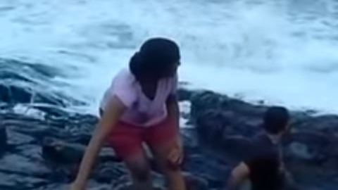 Mar se traga a turista