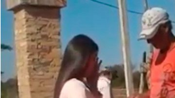 Yudit Romero le entrega su título universitario a su padre.