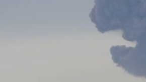 La columna de humo se elevó 500 metros sobre el borde del cráter.