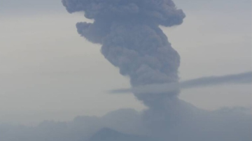 La columna de humo se elevó 500 metros sobre el borde del cráter.