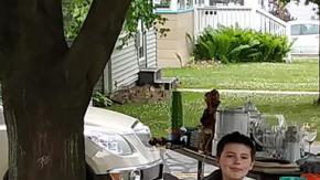 Connor padece ansiedad y su perro consigue calmarlo.