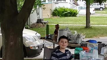 Connor padece ansiedad y su perro consigue calmarlo.