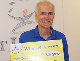 John Smedick con su doble premio de lotería.