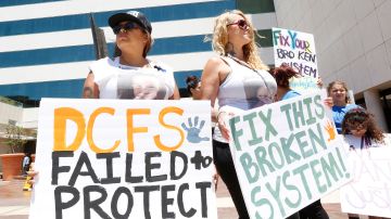 Manifestantes exigen cambios al DCFS. (Aurelia Ventura)