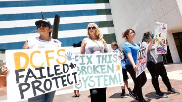 Varias personas protestaron frente a las oficinas de DCFS en Los Ángeles y Palmdale tras la muerte de pequeño a manos supuestamente de su madre y el novio de esta.  (Aurelia Ventura/ La Opinion)