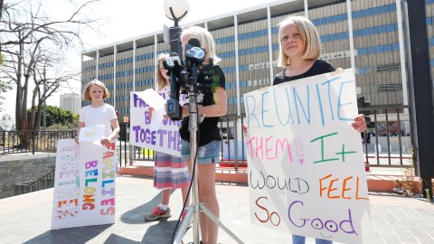 07/03/18 / LOS ANGELES/ A handful of children protest, in front of the Los Angeles federal building, the separation of immigrant children from their parents. (Aurelia Ventura/La Opinion)Ê
