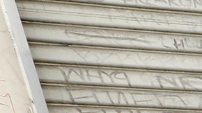 Hugo Masaya le pone un toque patriótico a su auto. (Aurelia Ventura/La Opinion)Ê