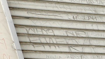 Hugo Masaya le pone un toque patriótico a su auto. (Aurelia Ventura/La Opinion)Ê