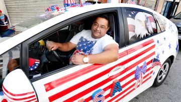 Hugo Masaya le pone un toque patriótico a su auto. (Aurelia Ventura/La Opinion)Ê