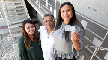 Aurelia Oropeza (d), junto a su esposo Raúl y su hija Karla, muestra su tarjeta de residencia. / foto: Aurelia Ventura.