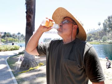 Autoridades de salud recomiendan beber mucha agua. / Foto: Aurelia Ventura.