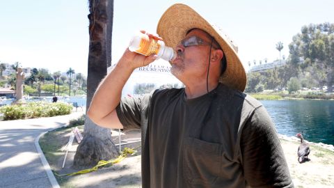 Autoridades de salud recomiendan beber mucha agua. / Foto: Aurelia Ventura.