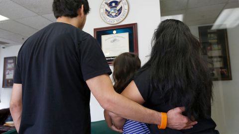 Patricia y Juan Ochoa con su hija Ariana en el despacho del abogado de migración, Alex Galvez. (Aurelia Ventura/ La Opinion)