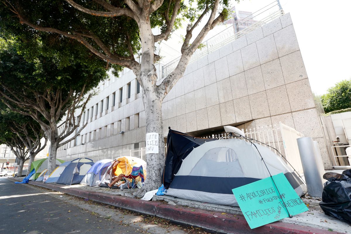 07/10/18 / LOS ANGELES/ Immigrant rights advocates pitch their tents at an encampment outside the ICE offices in downtown Los Angeles. The protests are calling for an abolition of ICE and an end to what they call human rights abuses by the criminal justice system. (Aurelia Ventura/La Opinion)Ê