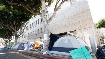 07/10/18 / LOS ANGELES/ Immigrant rights advocates pitch their tents at an encampment outside the ICE offices in downtown Los Angeles. The protests are calling for an abolition of ICE and an end to what they call human rights abuses by the criminal justice system. (Aurelia Ventura/La Opinion)Ê