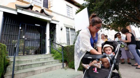 Aura Valenzuela con su hija Zoey en su apartamento de Hollywood. (Aurelia Ventura/La Opinion)Ê