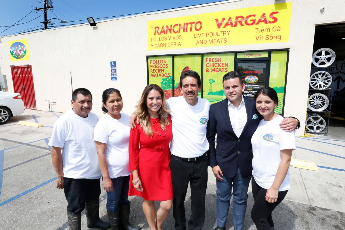 La familia Vargas afuera de su negocio en Gardena.  (Aurelia Ventura/La Opinion)