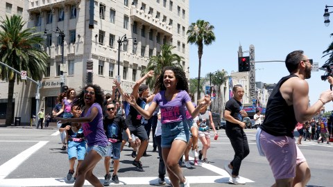 07/12/18/LOS ANGELES/ The cast of ``On Your Feet! The Emilio and Gloria
Estefan Broadway Musical'' join Los Angeles City Councilman Mitch
O'Farrell and representatives from the L.A. Department of Transportation for a scramble crosswalk and a conga line procession at the
intersection of Hollywood Boulevard and Vine Street in Hollywood. (Aurelia Ventura/ La Opinion)