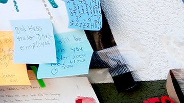 Arreglos florales y velas en un altar improvisado afuera de la tienda Trader Joe's de Silver Lake donde un tiroteo cobro la vida de Melyda 'Mely' Corado. (Aurelia Ventura/La Opinion)