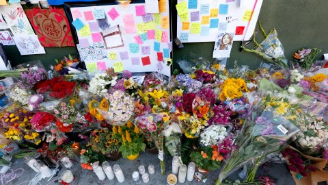 Arreglos florales y velas en un altar improvisado afuera de la tienda Trader Joe's de Silver Lake donde un tiroteo cobro la vida de Melyda 'Mely' Corado. (Aurelia Ventura/La Opinion)