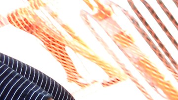 Tatiana Velasquez honra a Melyda Corado, la gerente de la tienda muerta en el incidente. 
(Aurelia Ventura/La Opinion)