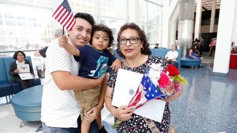 Magdalena Gil celebra el haberse hecho ciudadana con su hijo y nieto.