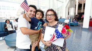 Magdalena Gil celebra el haberse hecho ciudadana con su hijo y nieto.