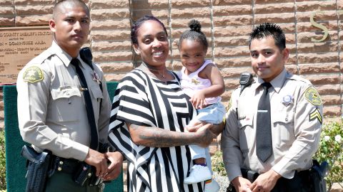 Los agentes Melvin Castro (d) y Omar Sánchez (i) junto a la pequeña Faith y su madre Kiah Moten. / fotos: Aurelia Ventura.