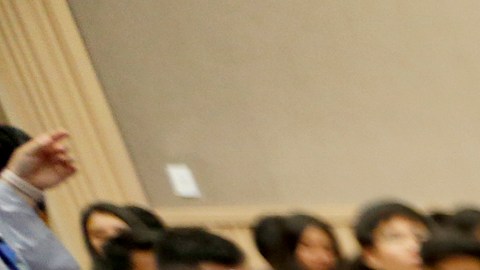 Jackie Acevedo-Ochoa, Jorge Sánchez y Victor Sanchez-Hernandez, son estudiantes que participan de los talleres del programa GEAR UP 4 LA en UCLA. (Aurelia Ventura/La Opinion)